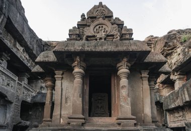 Ellora, Hindistan 'ın en popüler üç dini ve felsefi hareketi olan Budizm, Hinduizm ve Jainizm' in bir mağara tapınağıdır..