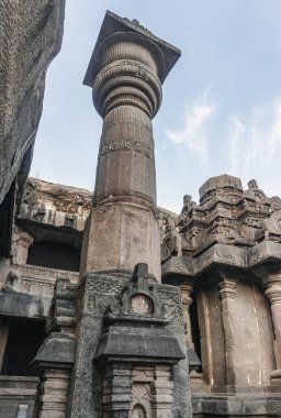Ellora, Hindistan 'ın en popüler üç dini ve felsefi hareketi olan Budizm, Hinduizm ve Jainizm' in bir mağara tapınağıdır..