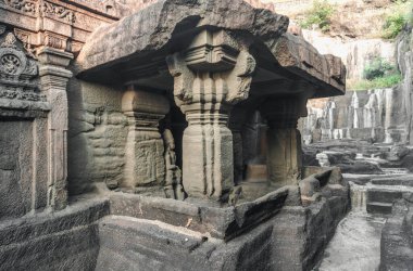 Ellora, Hindistan 'ın en popüler üç dini ve felsefi hareketi olan Budizm, Hinduizm ve Jainizm' in bir mağara tapınağıdır..