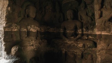 Ellora, Hindistan 'ın en popüler üç dini ve felsefi hareketi olan Budizm, Hinduizm ve Jainizm' in bir mağara tapınağıdır..