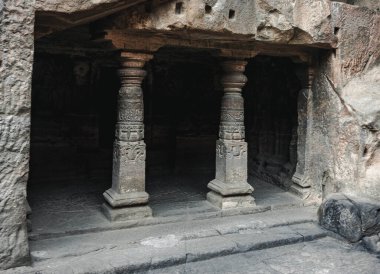 Ellora, Hindistan 'ın en popüler üç dini ve felsefi hareketi olan Budizm, Hinduizm ve Jainizm' in bir mağara tapınağıdır..