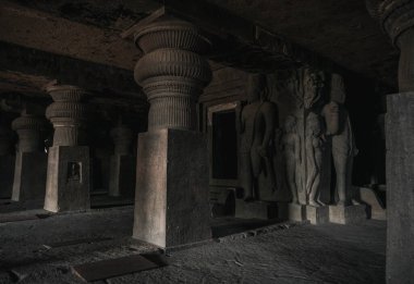 Ellora, Hindistan 'ın en popüler üç dini ve felsefi hareketi olan Budizm, Hinduizm ve Jainizm' in bir mağara tapınağıdır..