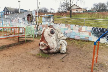 Minsk 'teki Tuchinsky Meydanı, Sovyet beton canavarları hayvanat bahçesi..