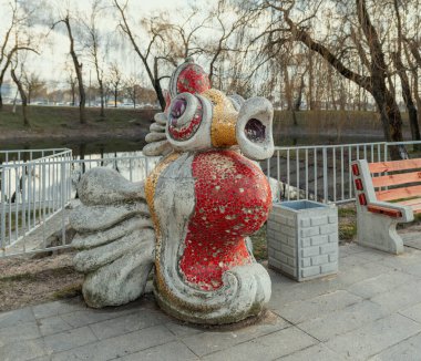 Minsk 'teki Tuchinsky Meydanı, Sovyet beton canavarları hayvanat bahçesi..