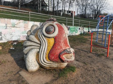 Minsk 'teki Tuchinsky Meydanı, Sovyet beton canavarları hayvanat bahçesi..