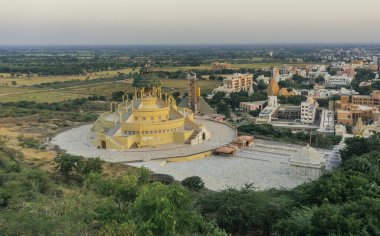 Palitana, Jainizm 'in iki kolundan biri olan Shvetambara' nın en saygın yeridir. Hindistan