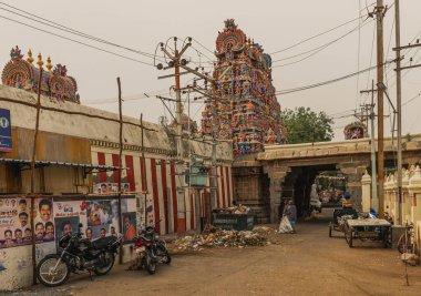 Kumbakonam, Kaveri ve Arasalar nehirleriyle çevrili cennet gibi bir şehirdir. Hindistan