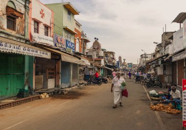 Kumbakonam, Kaveri ve Arasalar nehirleriyle çevrili cennet gibi bir şehirdir. Hindistan