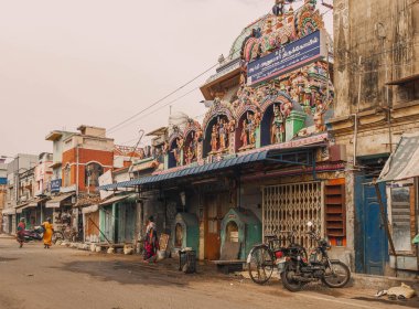 Kumbakonam, Kaveri ve Arasalar nehirleriyle çevrili cennet gibi bir şehirdir. Hindistan