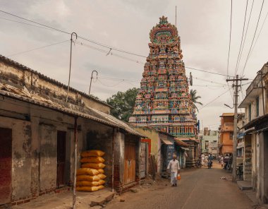 Kumbakonam, Kaveri ve Arasalar nehirleriyle çevrili cennet gibi bir şehirdir. Hindistan