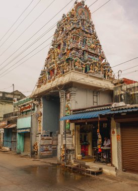 Kumbakonam, Kaveri ve Arasalar nehirleriyle çevrili cennet gibi bir şehirdir. Hindistan