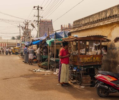Kumbakonam, Kaveri ve Arasalar nehirleriyle çevrili cennet gibi bir şehirdir. Hindistan