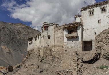 Lamayuru - Yukarı İndus vadisinde bulunan Ladakh 'ın ilk manastırlarından biri.