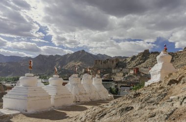 Leh, Afrika ülkesi Jammu ve Kaşmir 'in doğusunda yer alan Ladakh eyaletinin başkentidir. Hindistan.