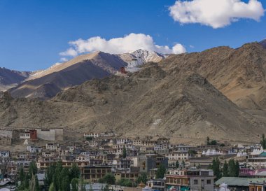 Leh, Afrika ülkesi Jammu ve Kaşmir 'in doğusunda yer alan Ladakh eyaletinin başkentidir. Hindistan.