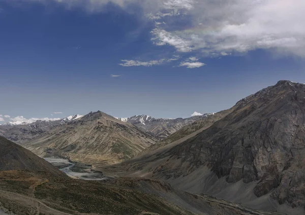 拉达克是印度的一个高原 毗邻喜马拉雅山和喀喇昆仑山 — 图库照片