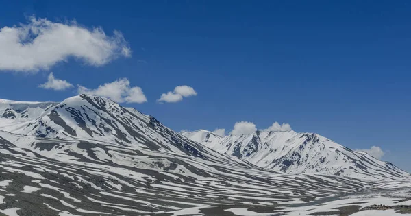 拉达克是印度的一个高原 毗邻喜马拉雅山和喀喇昆仑山 — 图库照片