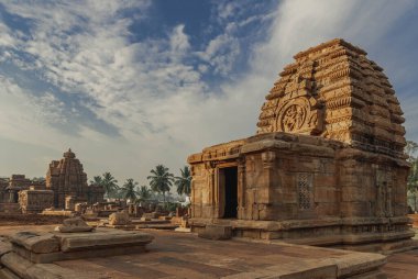 Hindistan 'ın kuzeyindeki Pattadakal, M.S. 7. ve 8. yüzyıllardan kalma Hindu ve Jain tapınaklarının antik bir kompleksidir..