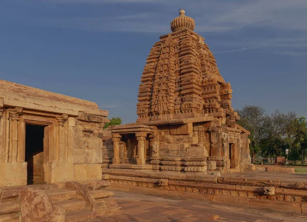 インドのカルナタカ州北部にあるパタダカルは 紀元前7世紀から8世紀のヒンドゥ教とジャイナ教の寺院の古代複合体です — ストック写真