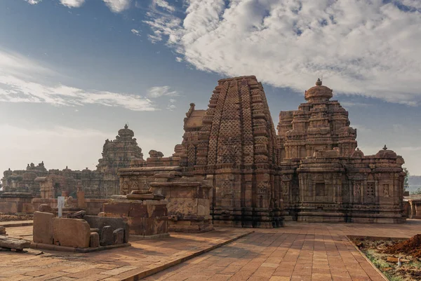 インドのカルナタカ州北部にあるパタダカルは 紀元前7世紀から8世紀のヒンドゥ教とジャイナ教の寺院の古代複合体です — ストック写真