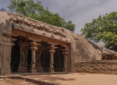 Mamallapuram, çarpıcı bas-yardım ve taş tapınaklarıyla bir açık hava müzesidir. Hindistan