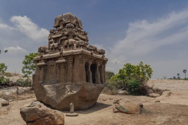Mamallapuram, çarpıcı bas-yardım ve taş tapınaklarıyla bir açık hava müzesidir. Hindistan