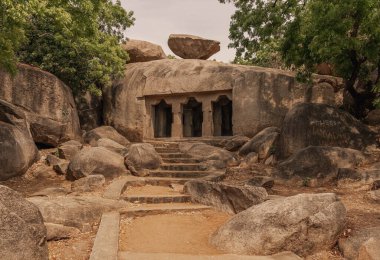 Mamallapuram, çarpıcı bas-yardım ve taş tapınaklarıyla bir açık hava müzesidir. Hindistan