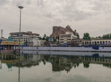 Kouveri nehrinin kıyısında yer alan antik Tiruchirapalli şehri ruhanilik ve tarihle doludur ve sayısız tapınakla doludur..