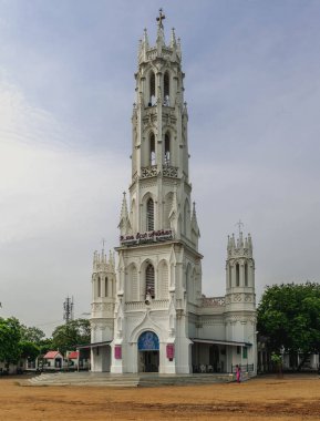Kouveri nehrinin kıyısında yer alan antik Tiruchirapalli şehri ruhanilik ve tarihle doludur ve sayısız tapınakla doludur..
