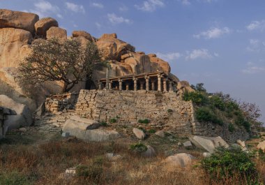 Antik tapınaklar ve büyük Vijayanagara imparatorluğunun başkentinin kalıntıları. Hindistan.