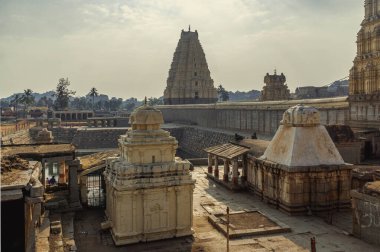 Antik tapınaklar ve büyük Vijayanagara imparatorluğunun başkentinin kalıntıları. Hindistan.