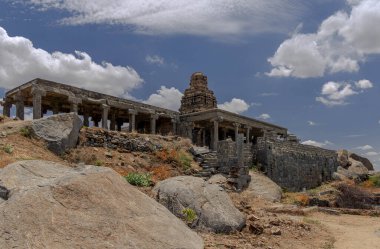 Gingee Kalesi. Heybetli kalesi olan ikinci önemli tepe Krishnagiri olarak bilinir..