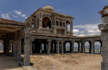 Gingee Kalesi. Heybetli kalesi olan ikinci önemli tepe Krishnagiri olarak bilinir..
