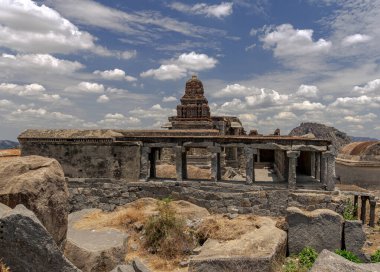 Gingee Kalesi. Heybetli kalesi olan ikinci önemli tepe Krishnagiri olarak bilinir..