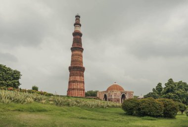 Kutub Minar dünyanın en uzun tuğla minaresidir. Delhi 'de yapılmış. Hindistan