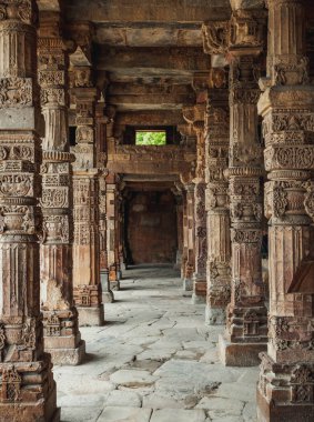 Kutub Minar dünyanın en uzun tuğla minaresidir. Delhi 'de yapılmış. Hindistan