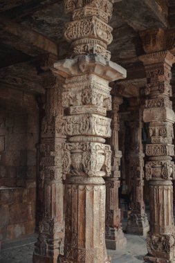 Kutub Minar dünyanın en uzun tuğla minaresidir. Delhi 'de yapılmış. Hindistan
