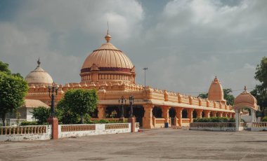 Chhatarpur 'da bir tapınak kompleksi bulunmaktadır. Delhi mi? Hindistan.