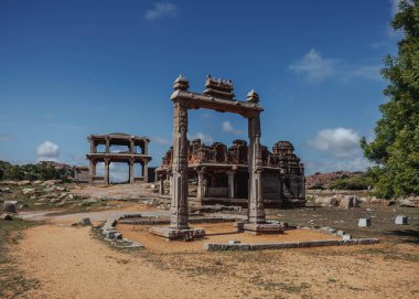 Hindistan 'ın göbeğinde büyük bir imparatorluğun Hampi kalıntıları.