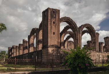 Bara Kaman, Bijapur 'daki Ali Adil Şah II' nin tamamlanmamış mozolesidir. Hindistan.