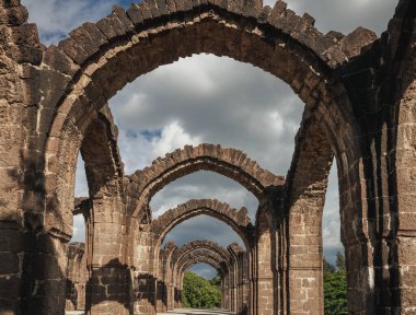 Bara Kaman, Bijapur 'daki Ali Adil Şah II' nin tamamlanmamış mozolesidir. Hindistan.