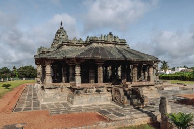 Brahma Jinalaya, Lakkundi 'nin Büyük Jain Tapınağı, 11. yüzyıl başlarında Lakkundi' deki Mahavira Tapınağı. Hindistan.