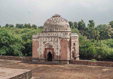 Lodhi döneminin görkemli bir kalıntısı Mehrauli 'deki 15. yüzyıl Madhi Mescididir. Delhi.