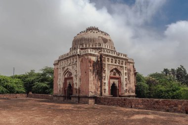 Lodhi döneminin görkemli bir kalıntısı Mehrauli 'deki 15. yüzyıl Madhi Mescididir. Delhi.
