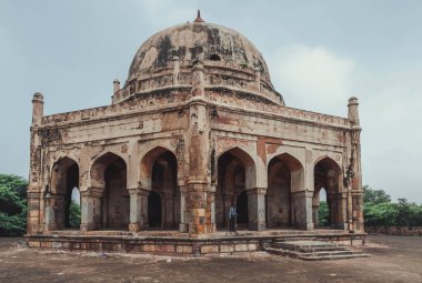 Bhool Bhulaiya bu sekizgen mezar Adham Khan için Akbar 'ın emriyle inşa edildi. Mehrauli, Delhi.