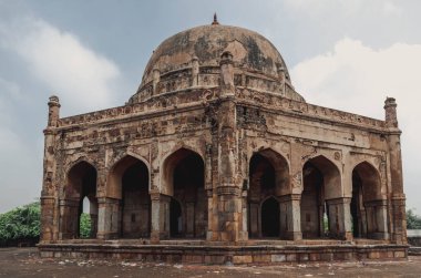 Bhool Bhulaiya bu sekizgen mezar Adham Khan için Akbar 'ın emriyle inşa edildi. Mehrauli, Delhi.