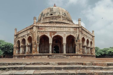 Bhool Bhulaiya bu sekizgen mezar Adham Khan için Akbar 'ın emriyle inşa edildi. Mehrauli, Delhi.