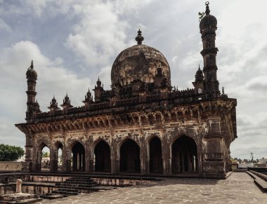 İbrahim Rose 'un Mezarı - Bijapur, Bijapur, Hindistan' ın etkileyici bir anıtı.