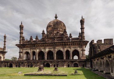 İbrahim Rose 'un Mezarı - Bijapur, Bijapur, Hindistan' ın etkileyici bir anıtı.