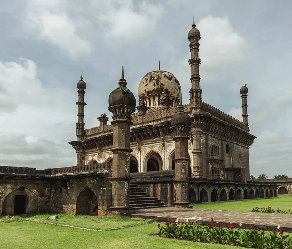 İbrahim Rose 'un Mezarı - Bijapur, Bijapur, Hindistan' ın etkileyici bir anıtı.